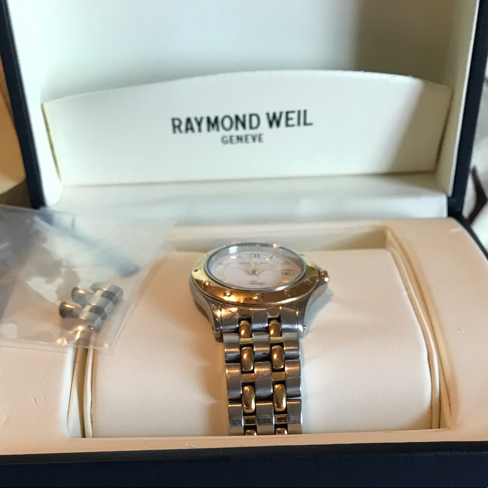 Raymond Weil Watch Ladies. Box Links. Papers💙💙runs perfectly Classic & Classy!